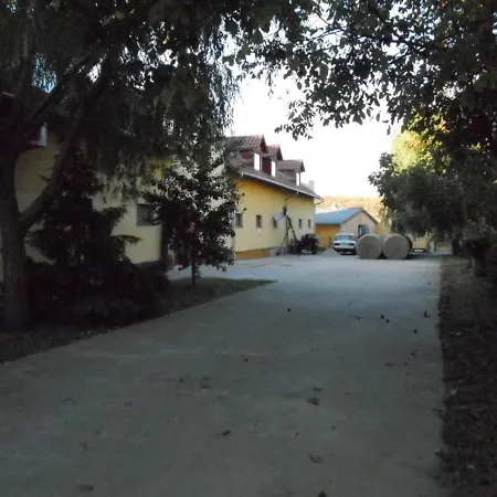 Torony Lovarda Maganszallas Homestay
