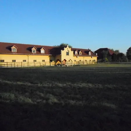 Torony Lovarda Maganszallas Homestay