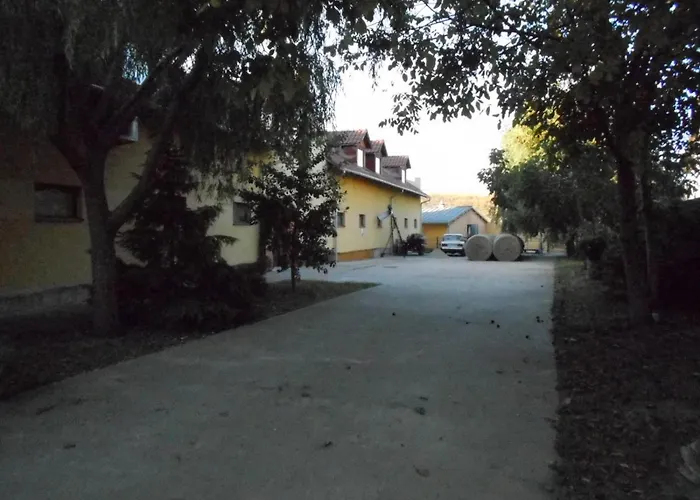 Torony Lovarda Maganszallas Ubytování v soukromí